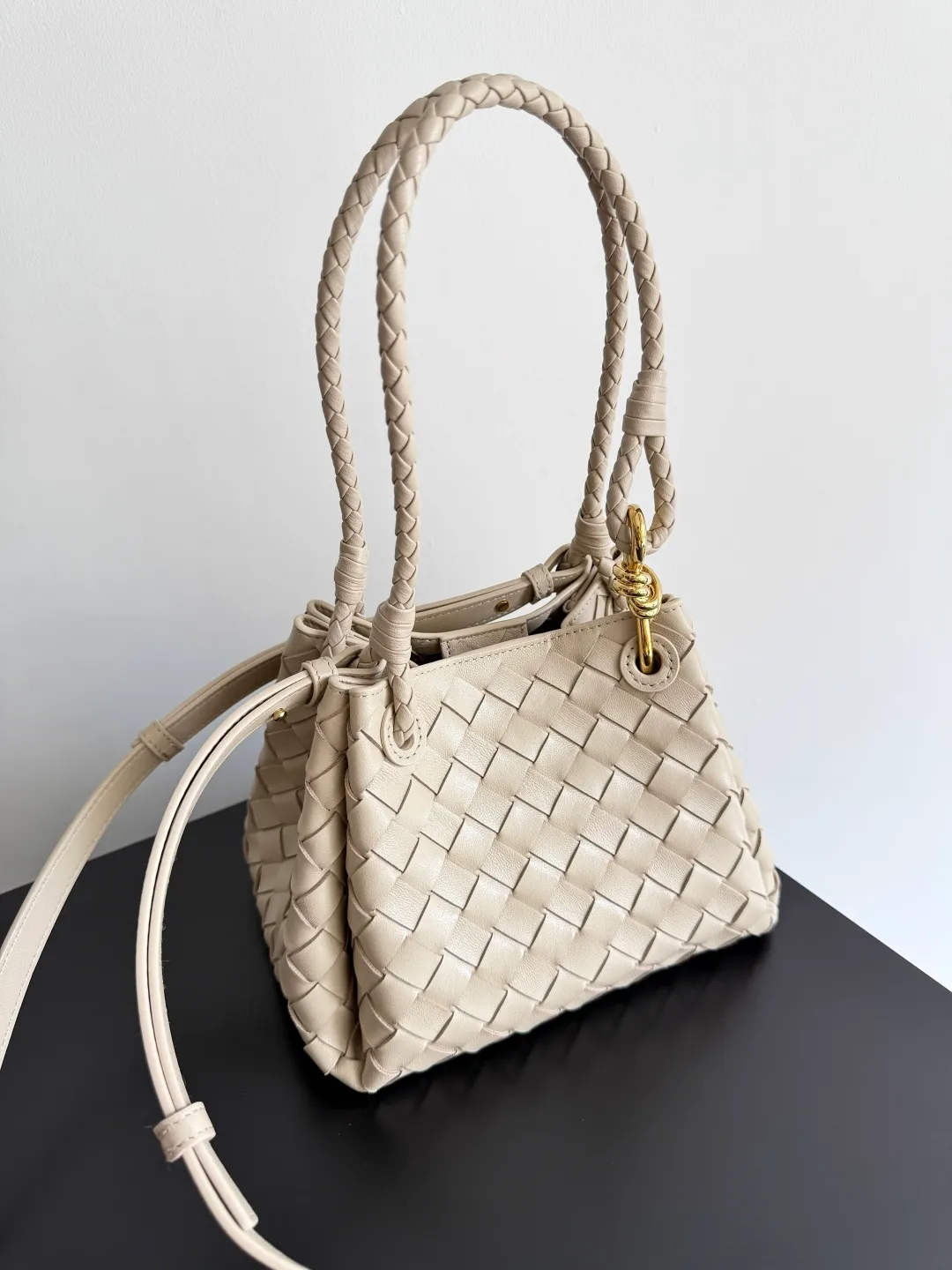 Batch 1760 BV home is new! Andiamo combines the Bottega Veneta archive parachute handbag to inherit retro elements and integrate modern trends. The same style as Shu Qi's in Beijing Night. It is a continuation of the classic bag. It has three functions: hand carry, shoulder and cross-body. It is embellished with metal brass knot buckles. It is small and has an amazing capacity. It can easily hold sunglasses in a box / small bottle of water / powder powder / charger and other daily necessities when going out. The upper body is versatile. Style number: 796569 Size: 21*17*16.5cm